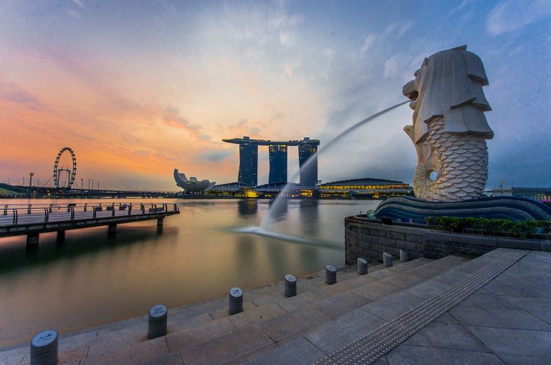File:Rear view of the Merlion statue at Merlion Park, Singapore, with Marina Bay Sands in the distance - 20140307.jpg