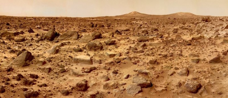 Ares Vallis, una delle zone più rocciose di Marte. In lontananza sono visibili i Twin Peaks.