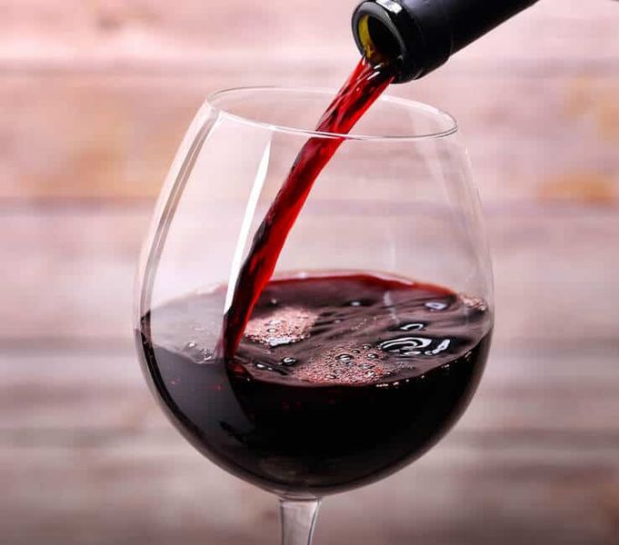 File:Vino-rosso-proprietà-benefici-pregi-colesterolo-salute-antiossidante.jpg