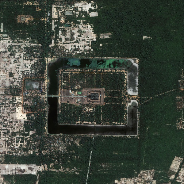 File:Angkor wat iko 2004103 lrg.jpg