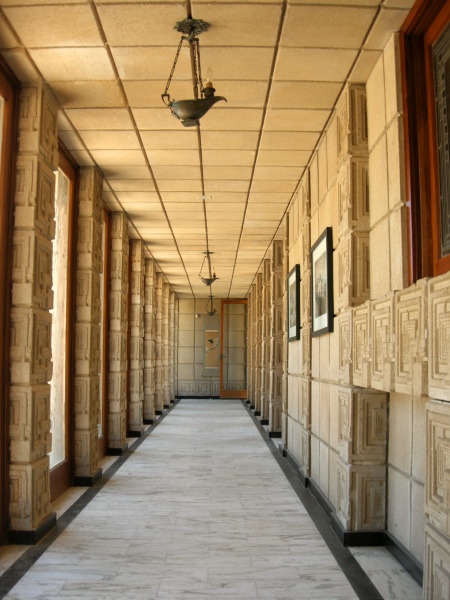 File:Ennis-House-hallway.jpg