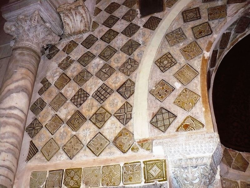 File:Grande Mosquée de Kairouan, carreaux lustrés - Kairouan's Great Mosque, luster tiles.jpg
