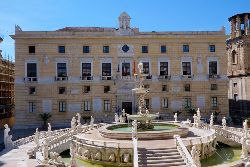 File:Palazzo-delle-aquile-palermo.jpg