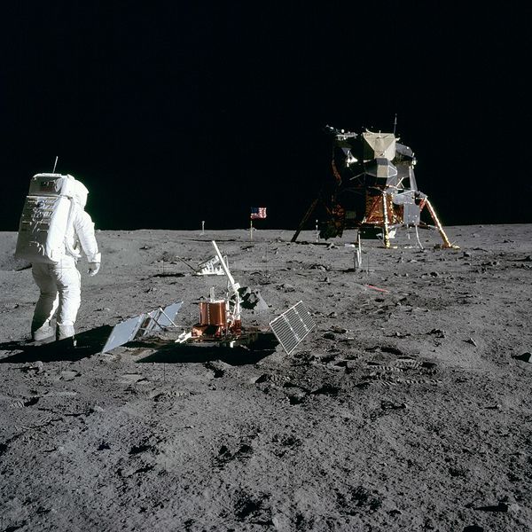 File:Aldrin Looks Back at Tranquility Base - GPN-2000-001102.jpg