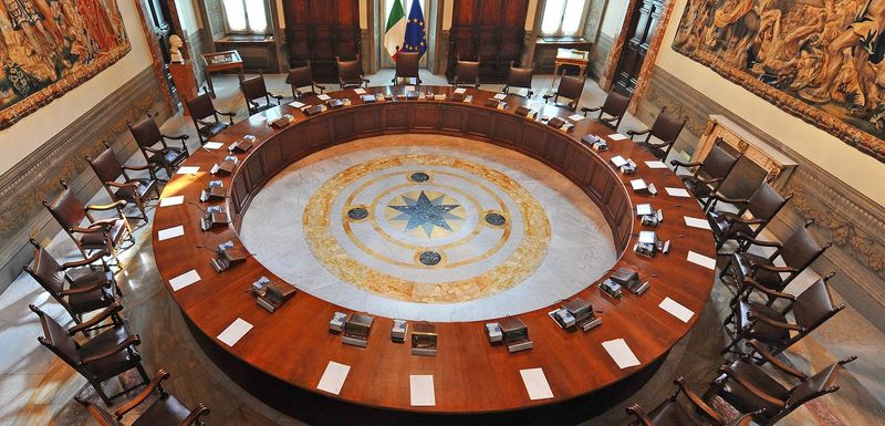 File:Sala del Consiglio dei Ministri (Palazzo Chigi, Roma).jpg